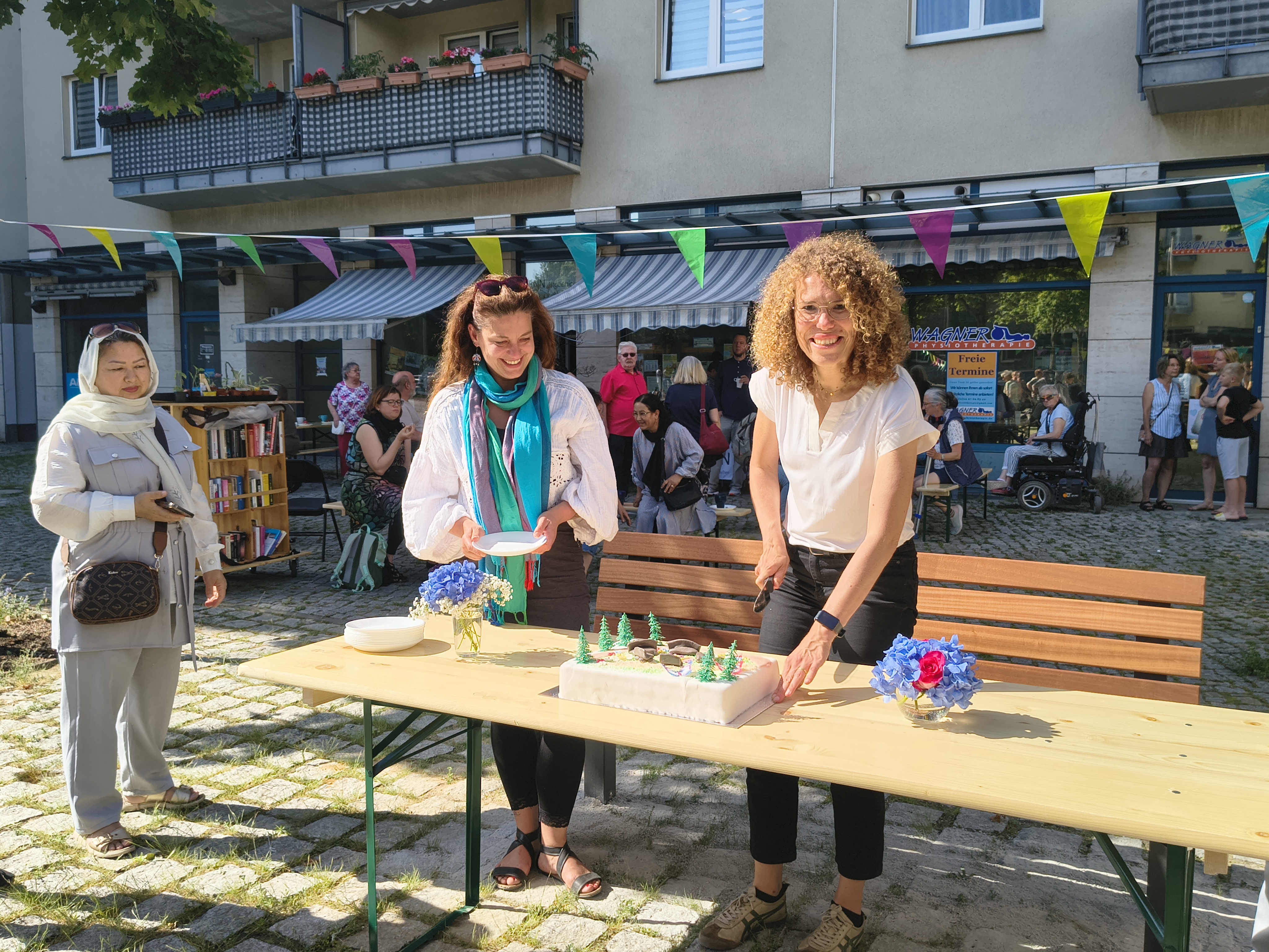 Eine Nachbarin steht in der Schlange für die Torte