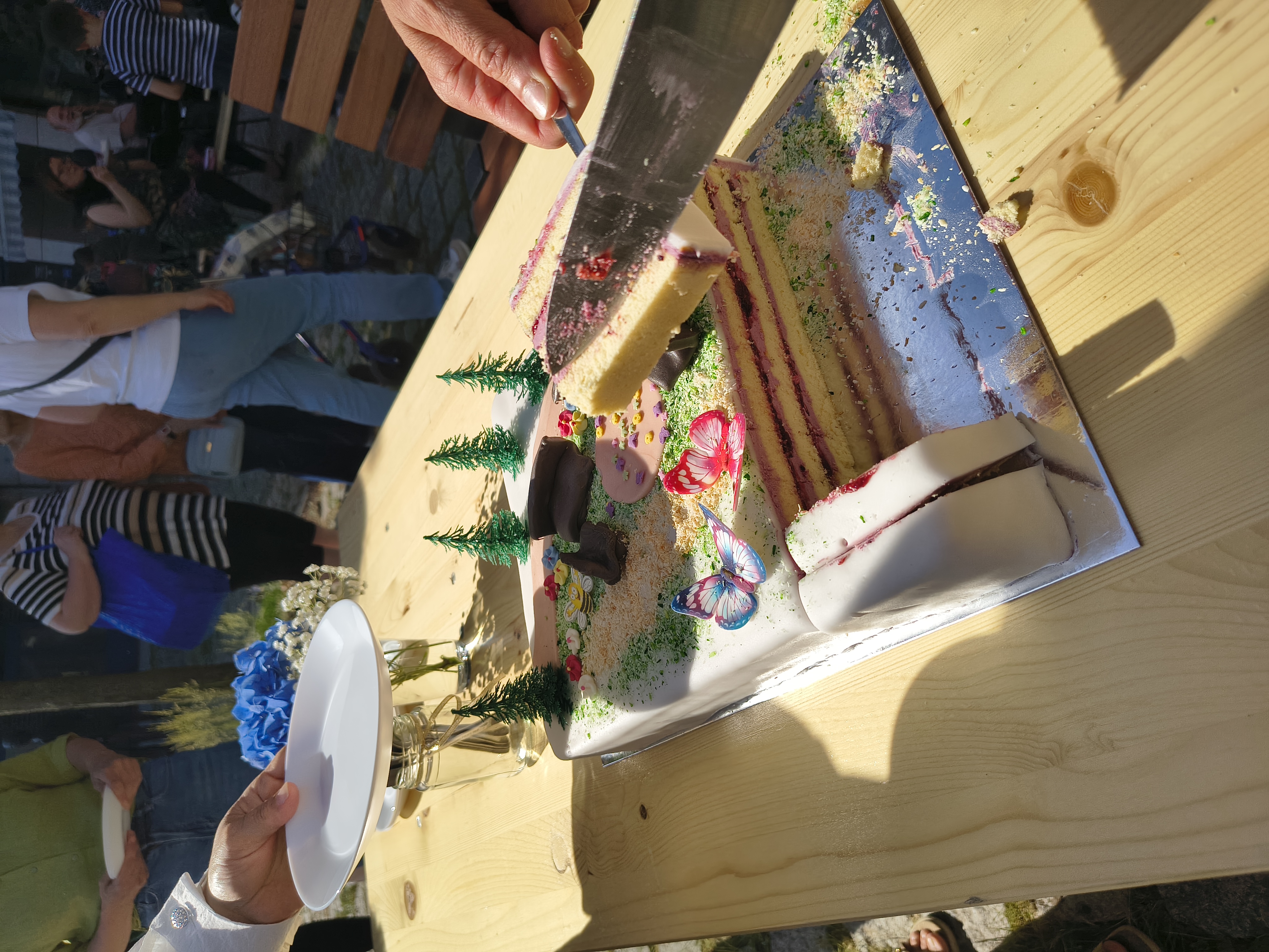 Eine Nachbarin bekommt ein Stück Torte